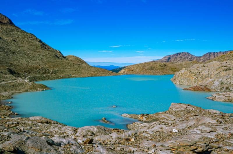 Laguna de los Témpanos de água turquesa entre montanhas, em Ushuaia