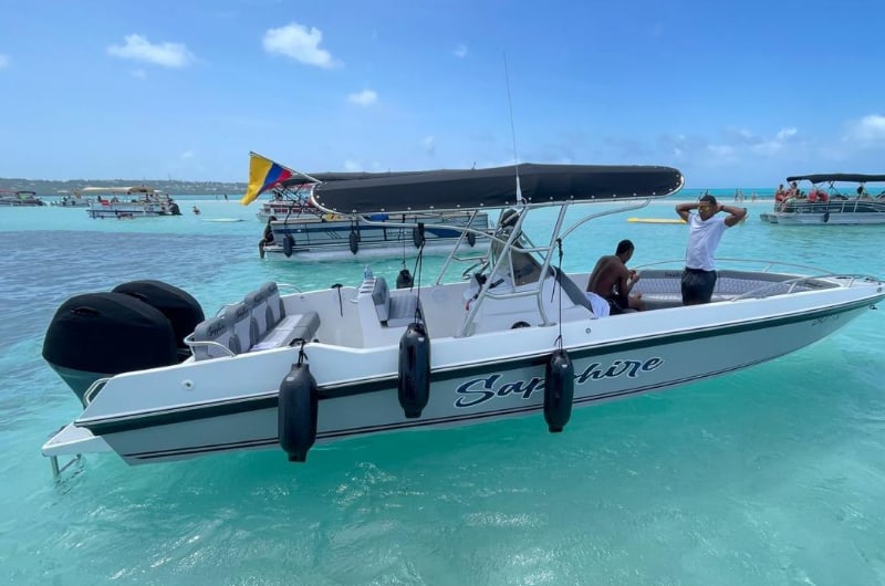 Lancha privativa com bandeira da Colômbia no mar de San Andrés