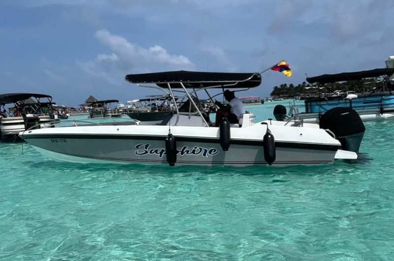 Lancha privativa no mar turquesa de San Andrés