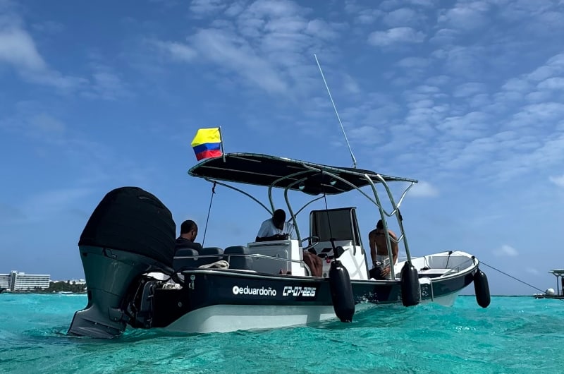 Lancha no mar turquesa de San Andrés