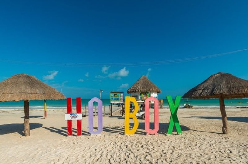 Letreiro colorido de Holbox na areia da praia
