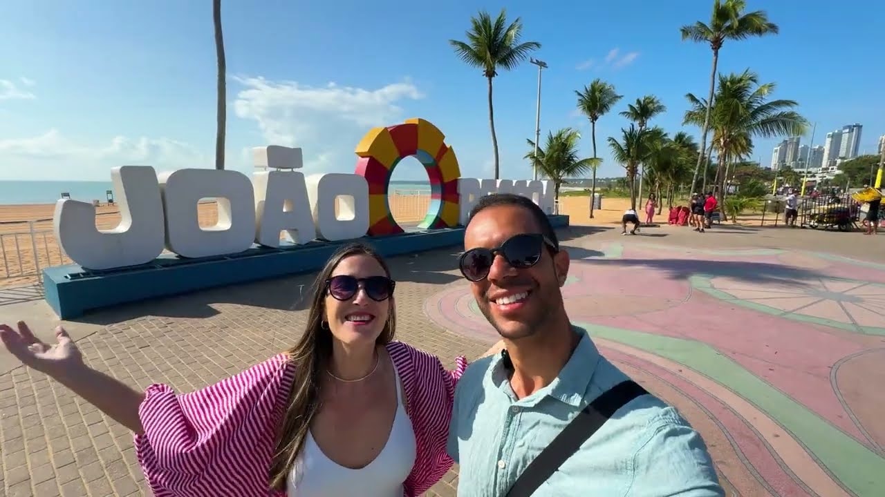 Monique e Robson no letreiro de João Pessoa, na orla