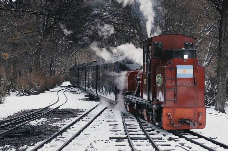 Locomotiva vermelha do Trem do Fim do Mundo na neve