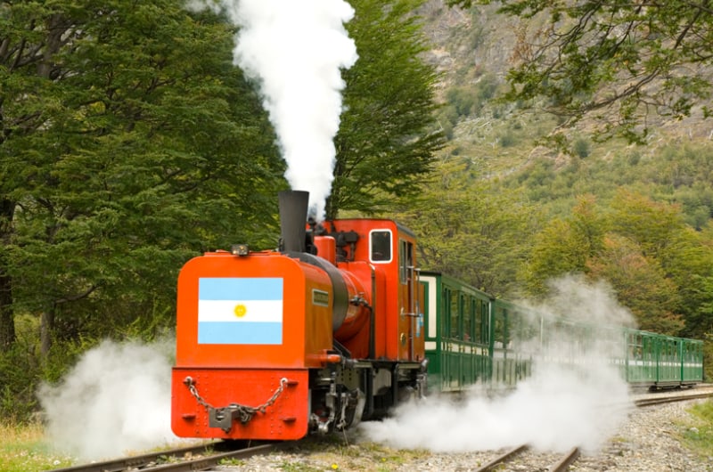 Locomotiva a vapor do Trem do Fim do Mundo soltando fumaça no bosque
