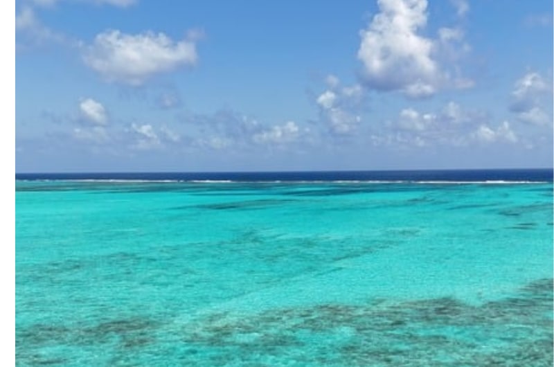 Mar de sete cores de San Andrés com recifes ao fundo