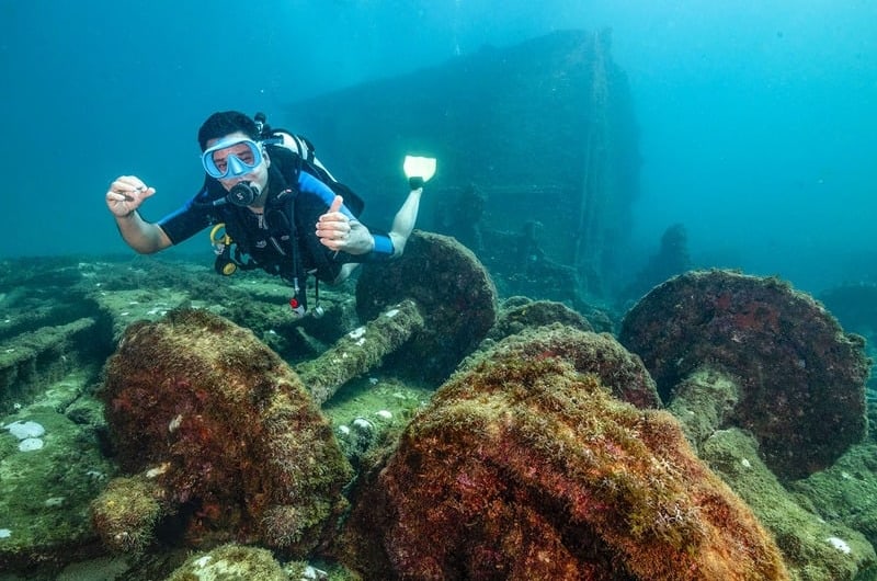 Mergulhador explorando os destroços do naufrágio em Noronha