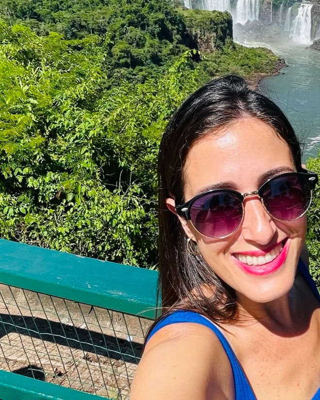 Monique Hellen, cofundadora da Noz Tour, no mirante das Cataratas do Iguaçu