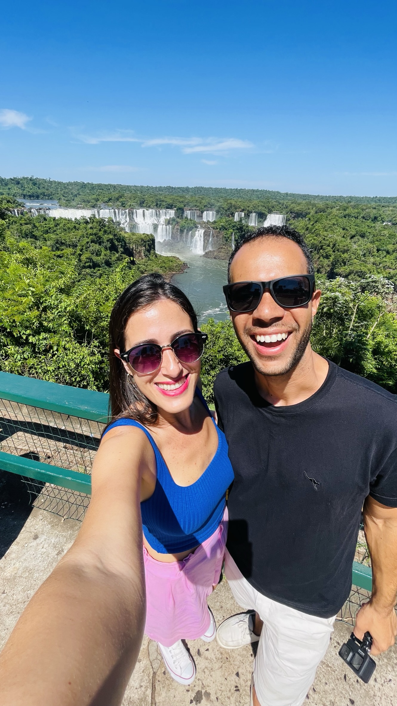Monique e Robson, fundadores da Noz Tour, no mirante das Cataratas do Iguaçu