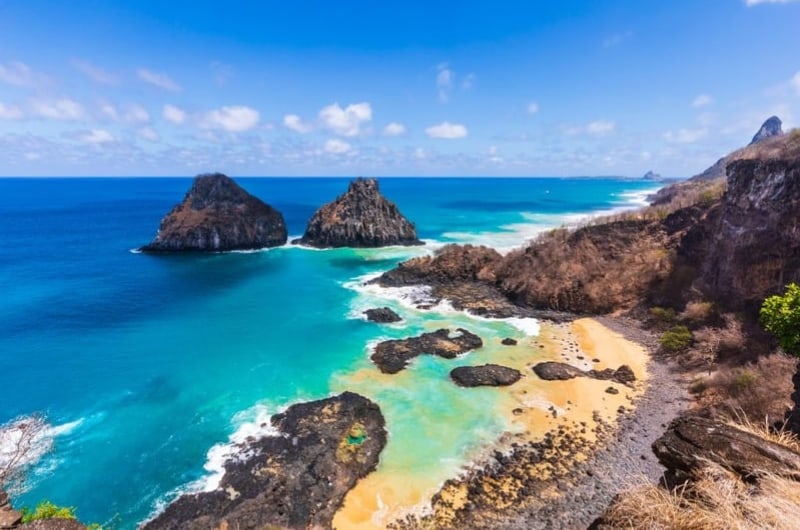 Morro Dois Irmãos e Baía dos Porcos vistos do alto, em Fernando de Noronha