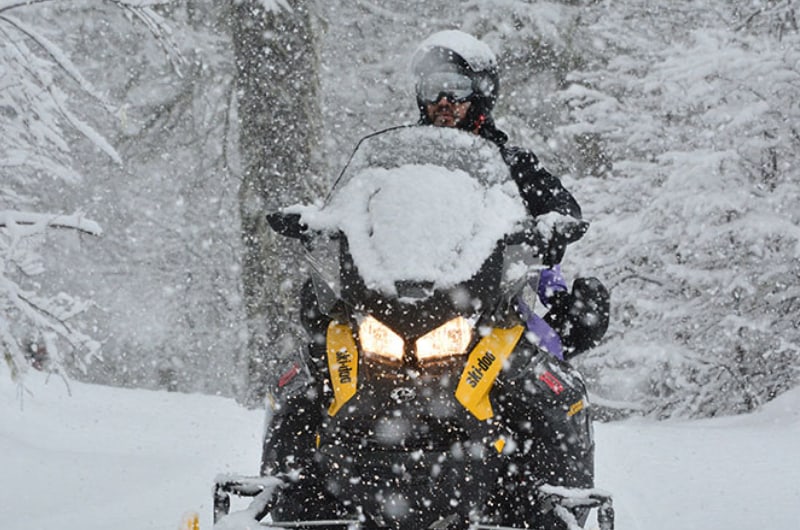 Moto de neve sob nevasca no bosque do Cerro Otto
