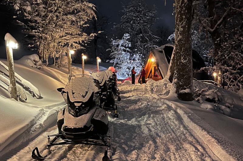 Moto de neve na trilha iluminada da Noite Nórdica, em Bariloche