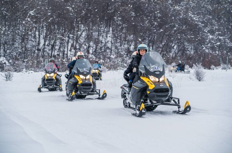 Motos de neve em fila na planície nevada de Ushuaia