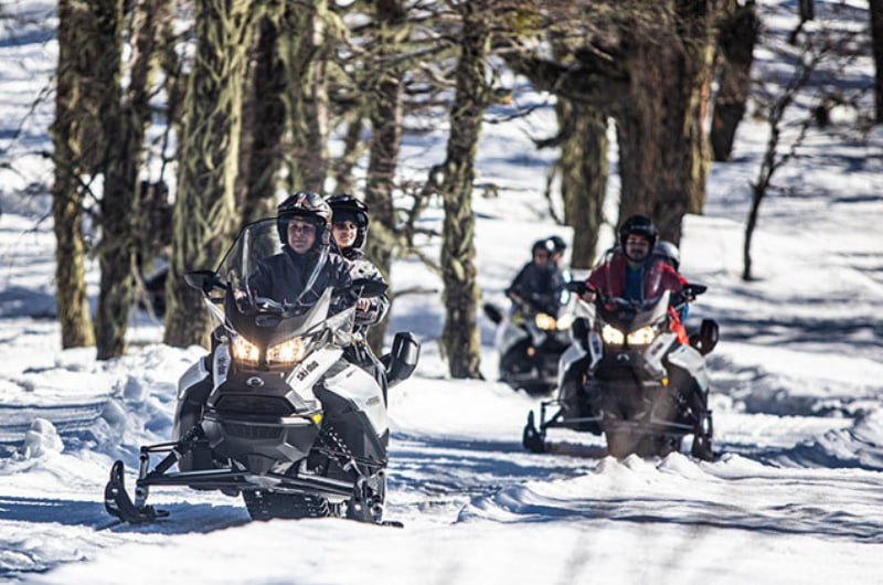 Motos de neve na trilha do bosque do Cerro Otto, em Bariloche