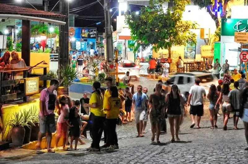 Movimento na rua principal de Pipa à noite