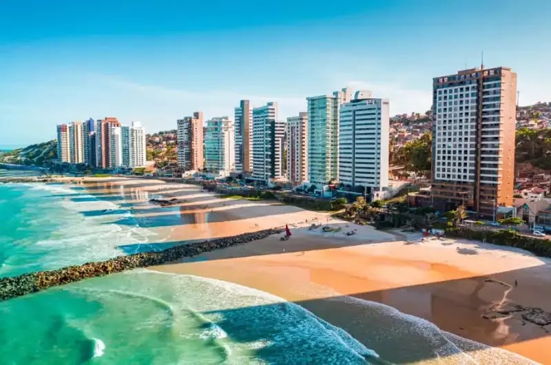 Orla urbana de Natal com prédios à beira-mar