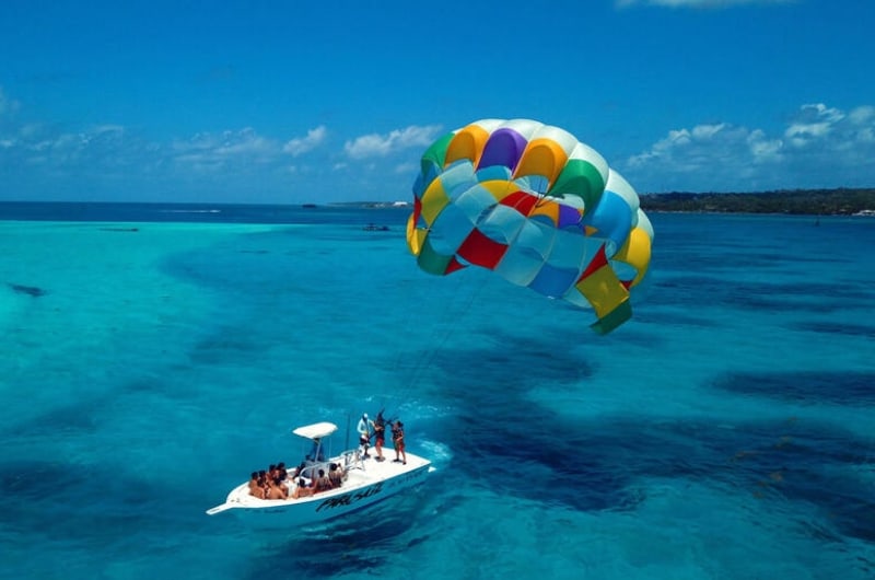 Paraquedas colorido do parasail sobre o mar turquesa