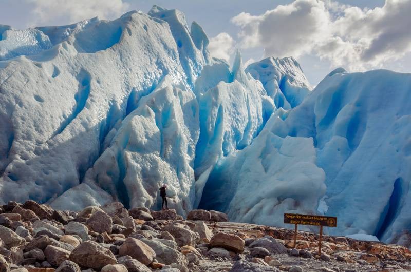 Paredes de gelo do Glaciar Perito Moreno vistas de perto na margem do lago