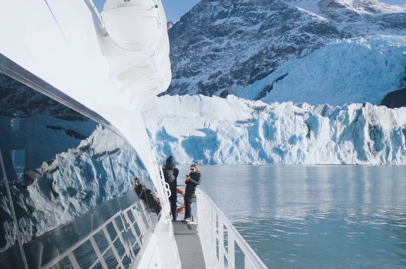 Passageiros no convés do barco diante do glaciar na navegação Todos los Glaciares