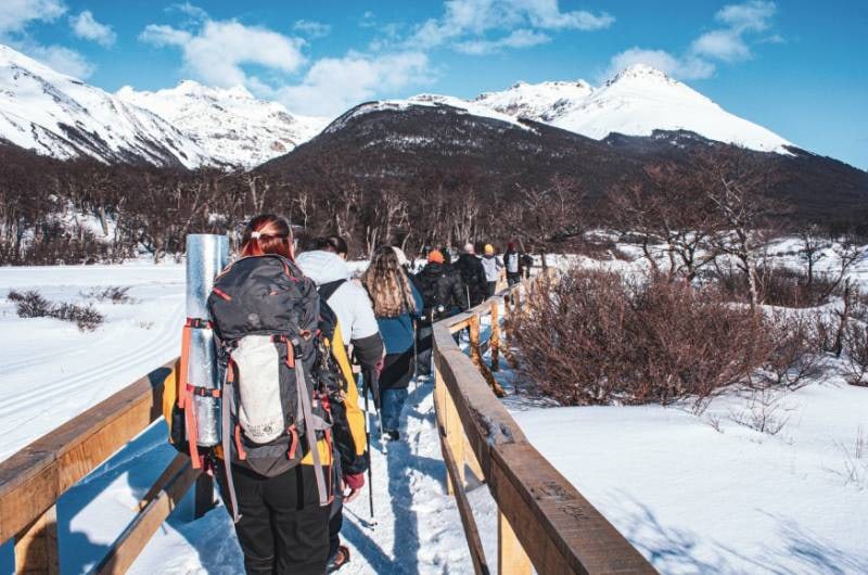 Passarela nevada no início da trilha da Laguna Esmeralda