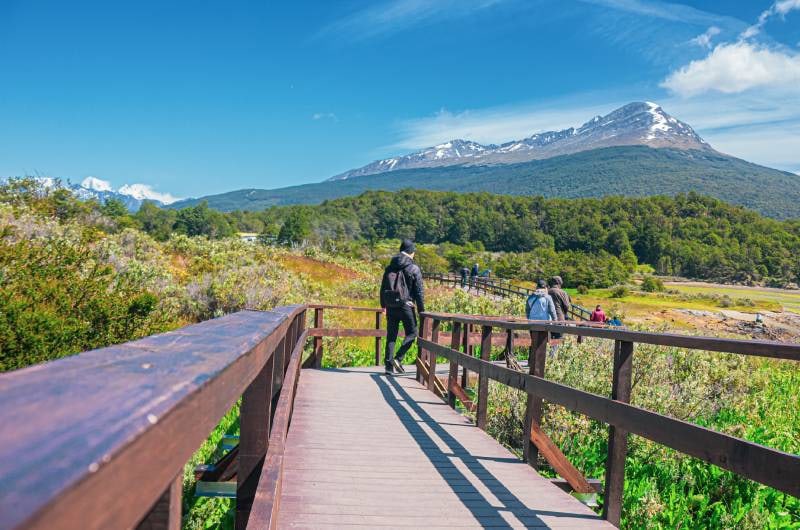 Passarela da Bahía Lapataia com montanha nevada ao fundo