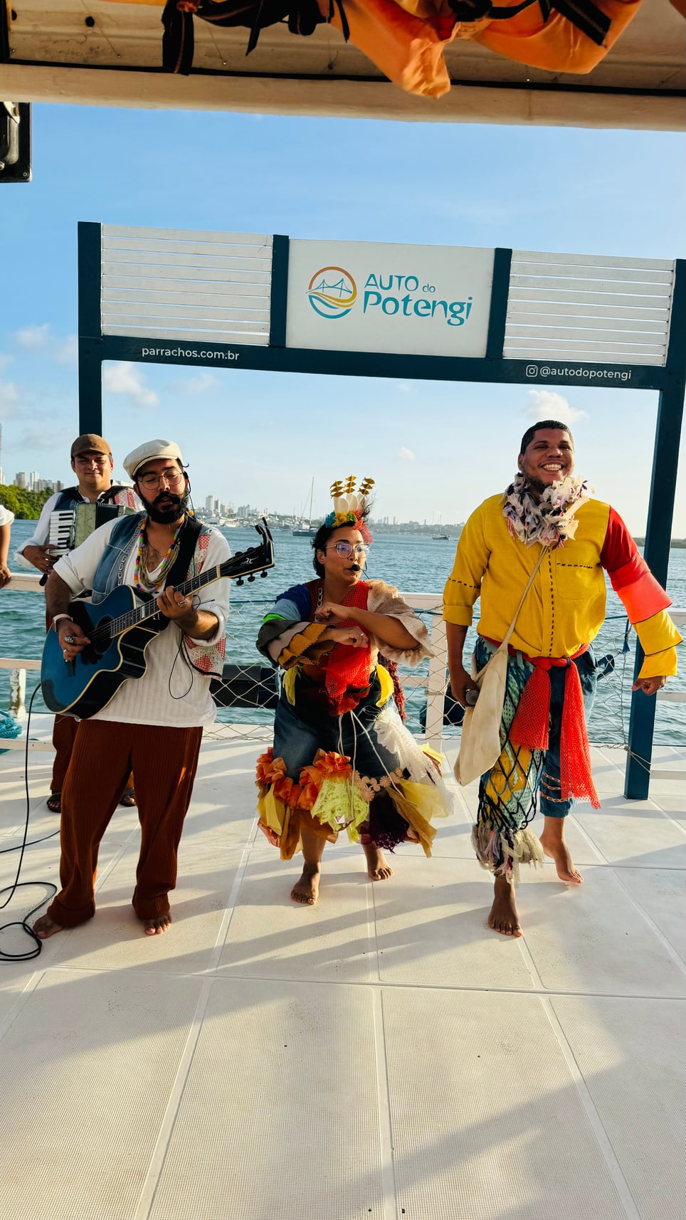 Personagens do espetáculo Auto do Potengi no catamarã, em Natal