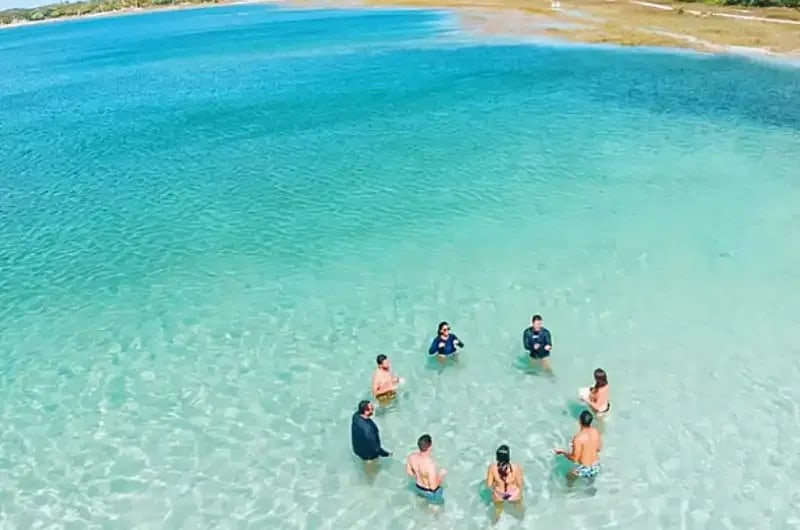 Pessoas na água cristalina da Lagoa de Arituba