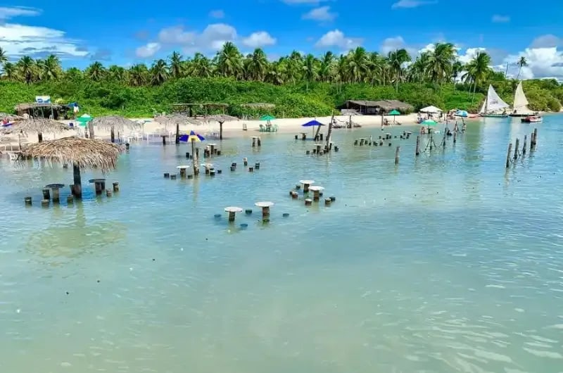 Pessoas nas piscinas naturais da Barra do Cunhaú