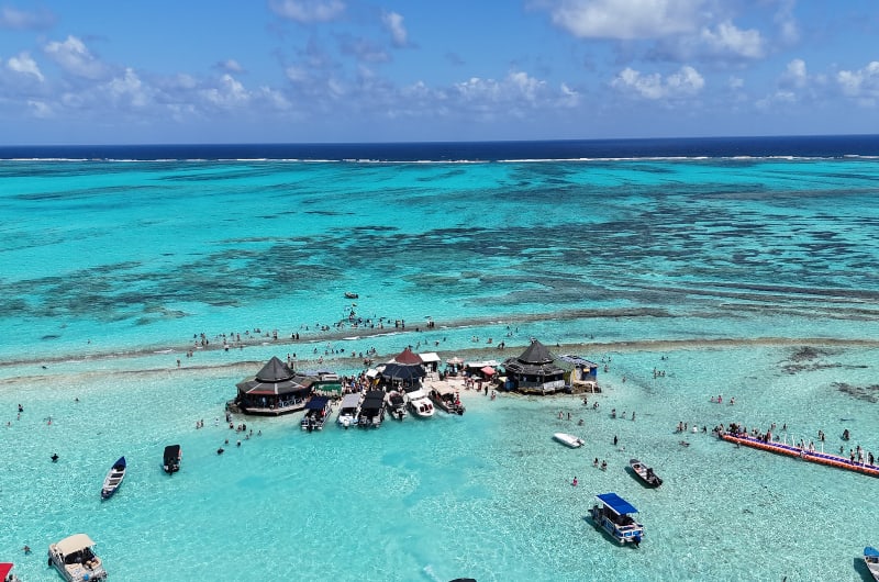 Pessoas no Aquário Natural de San Andrés, no tour com Johnny Cay