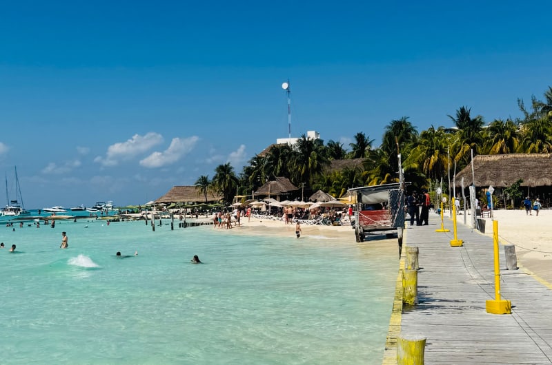 Píer e praia de Isla Mujeres, no Caribe mexicano