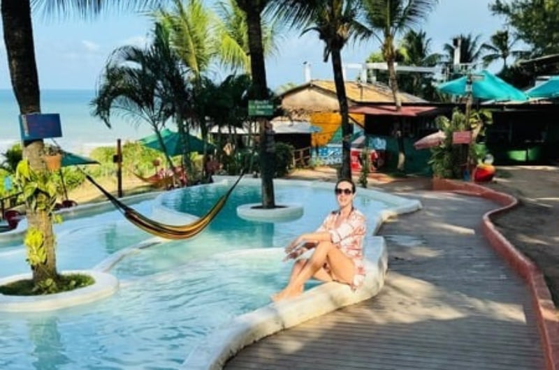Piscina com rede do restaurante Amô, na Praia do Amor, em Pipa