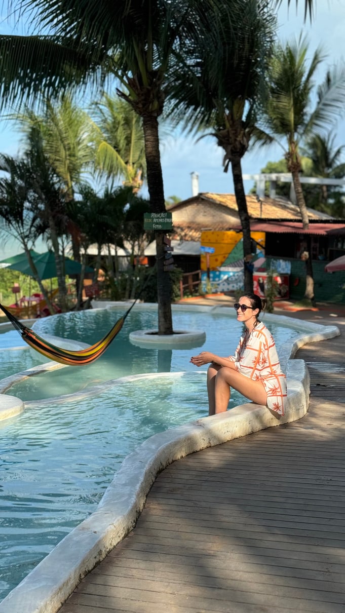 Piscina com redes no restaurante Amô, na Praia do Amor, em Pipa