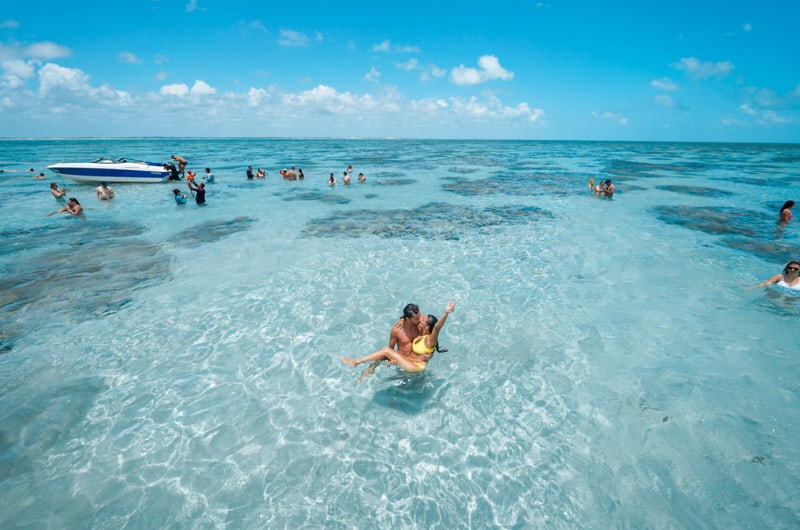 Piscinas naturais de Rio do Fogo com lanchas ancoradas