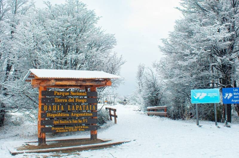 Placa da Bahía Lapataia coberta de neve no Parque Nacional
