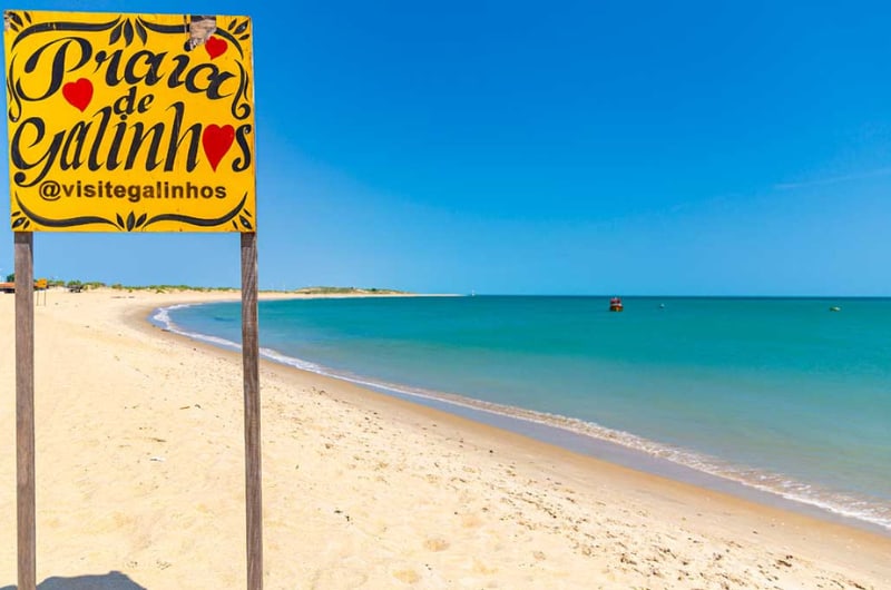 Placa da Praia de Galinhos na areia