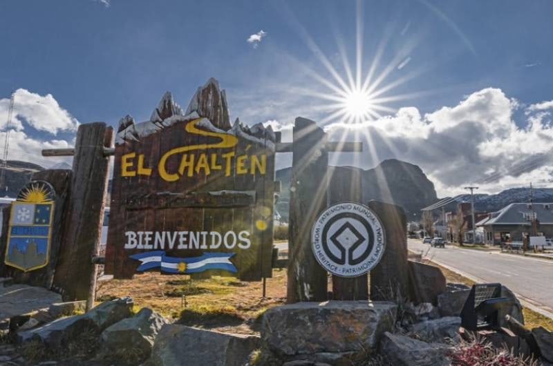 Placa de boas-vindas de El Chaltén com as montanhas ao fundo