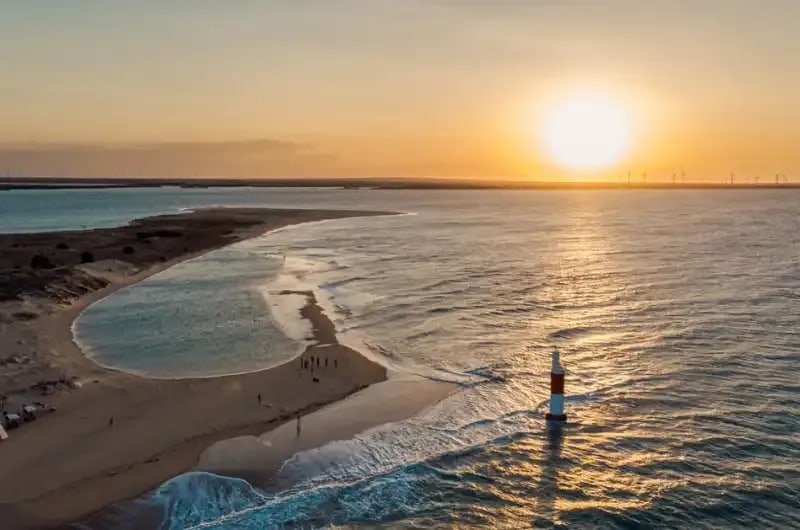 Pôr do sol sobre o mar de Galinhos