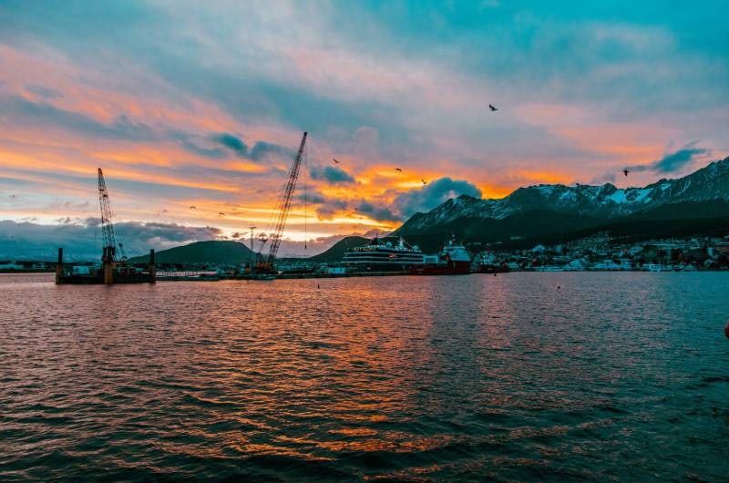 Pôr do sol na baía de Ushuaia depois do passeio