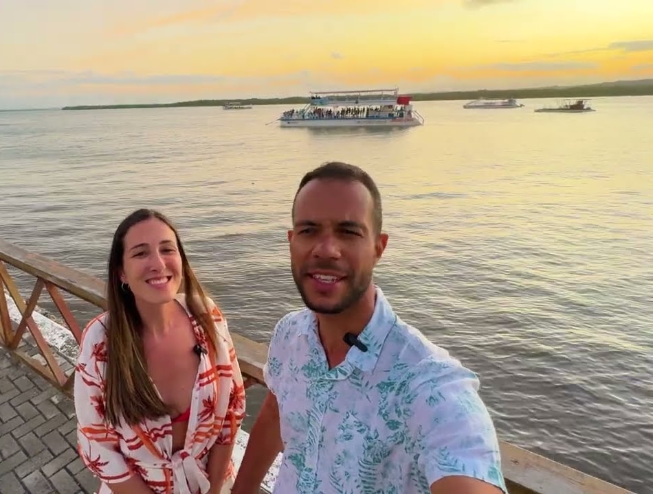Pôr do sol sobre o rio na Praia do Jacaré, em João Pessoa