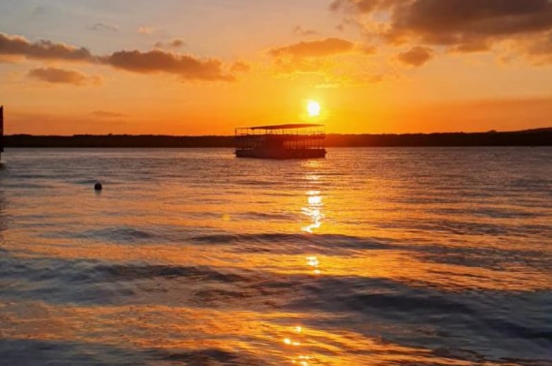 Pôr do sol no Rio Paraíba com barco, na Praia do Jacaré, em João Pessoa