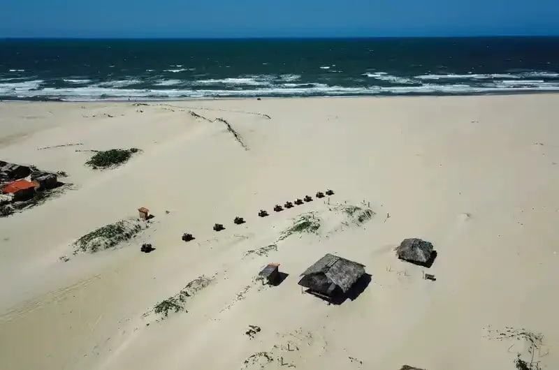 Praia deserta de Caburé com marcas na areia