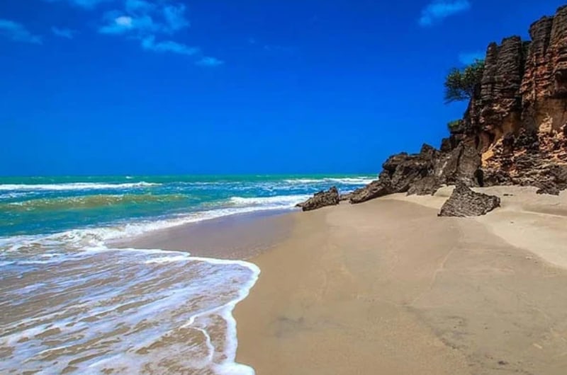 Praia com falésia e mar calmo em São Miguel do Gostoso