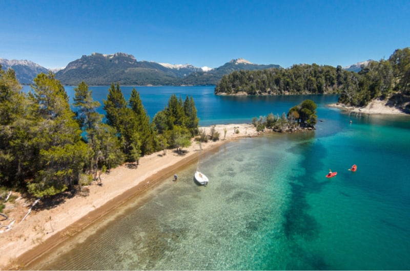 Praia de areia clara e água turquesa na Isla Victoria, no Lago Nahuel Huapi