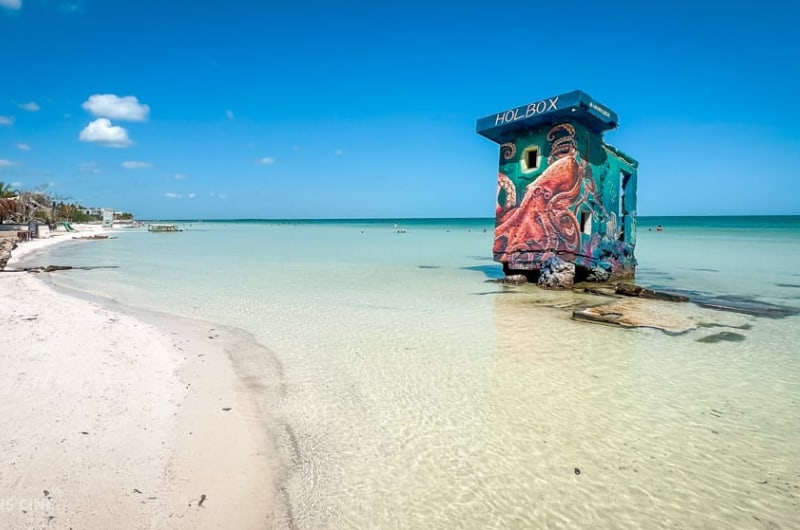 Praia de Holbox com água rasa e cabine de salva-vidas colorida