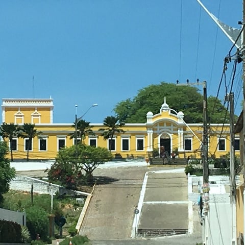 Prédio histórico amarelo no Centro Histórico de Natal