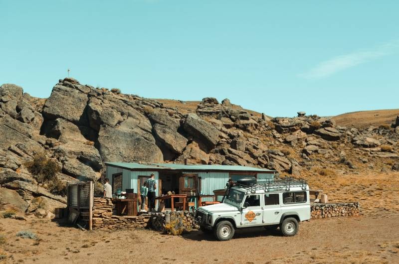 Refúgio de pedra e 4x4 no caminho dos Balcones de Calafate