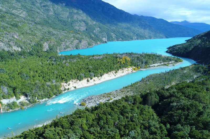 Rio de água turquesa entre florestas no Parque Nacional Lago Puelo