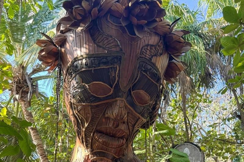 Rosto da escultura Madre Natureza entre a vegetação de Tulum