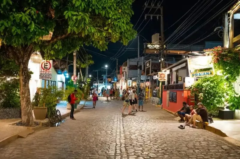 Rua iluminada do centrinho de Pipa