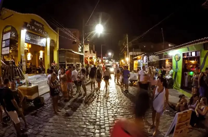 Rua de pedra do centro de Pipa iluminada à noite