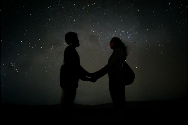 Silhueta de casal sob o céu estrelado em Santo Amaro do Maranhão